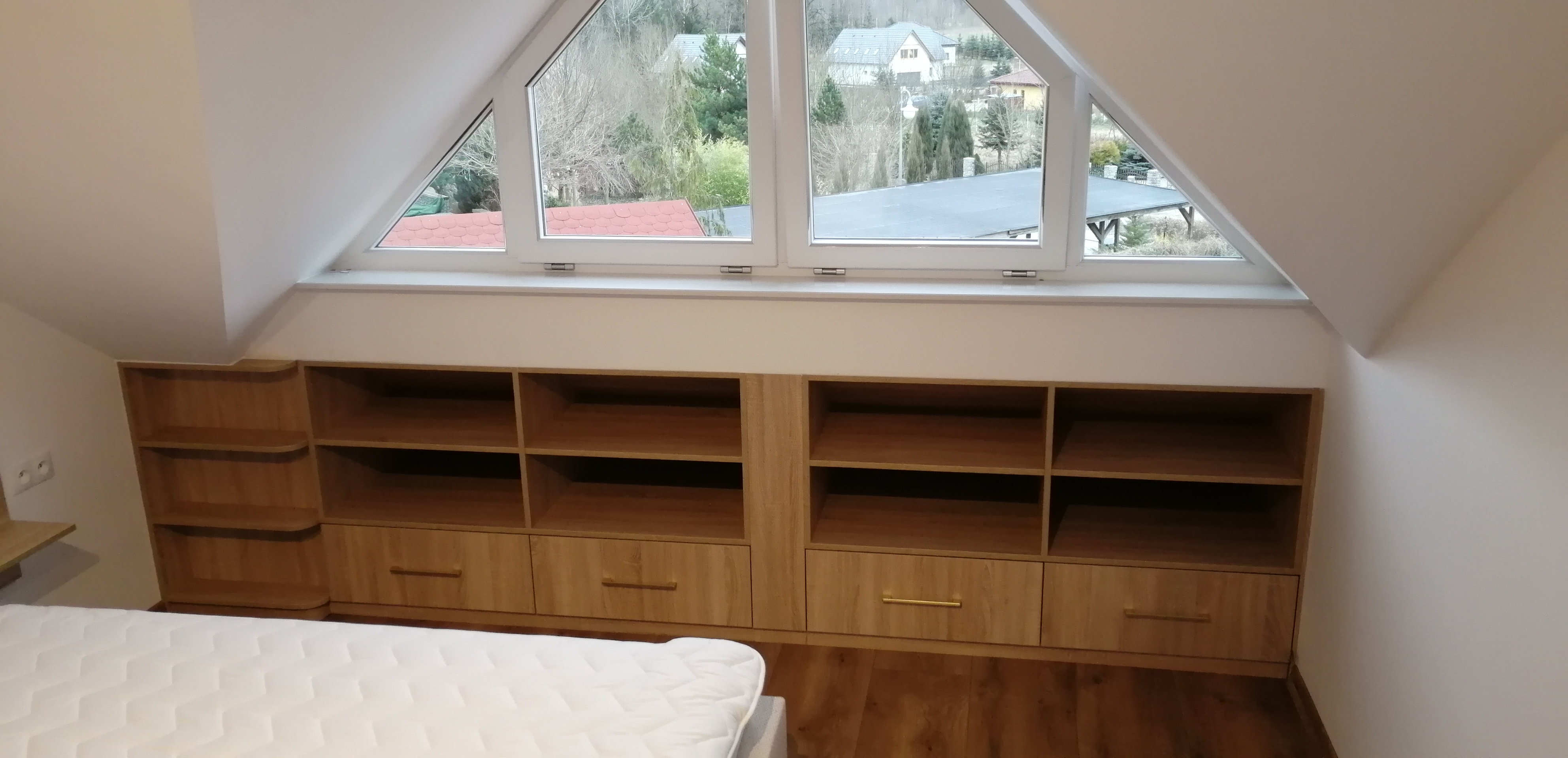 zabudowa pod oknem