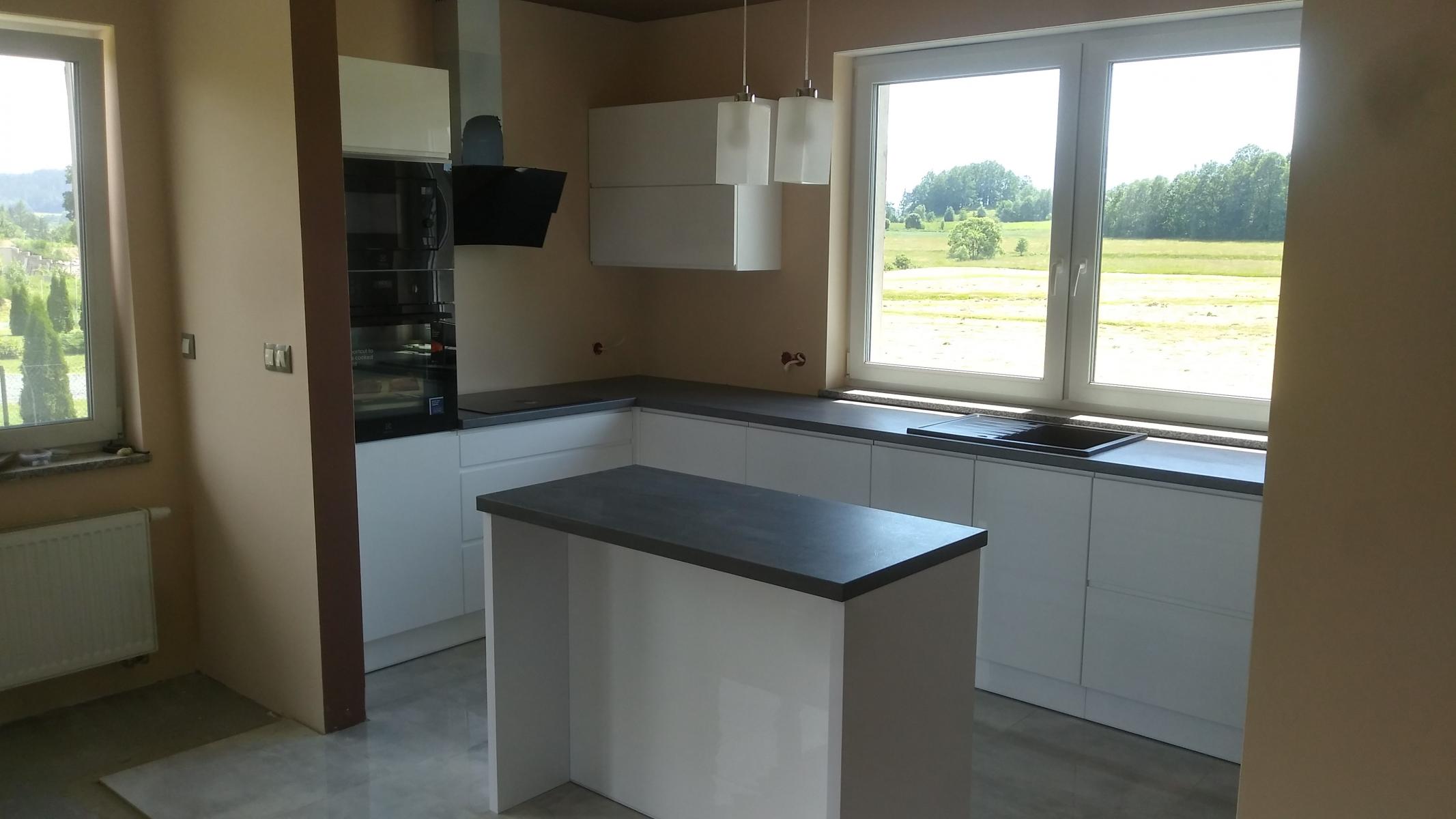 kuchnia, biały połysk, blat laminowany, granit ciemny