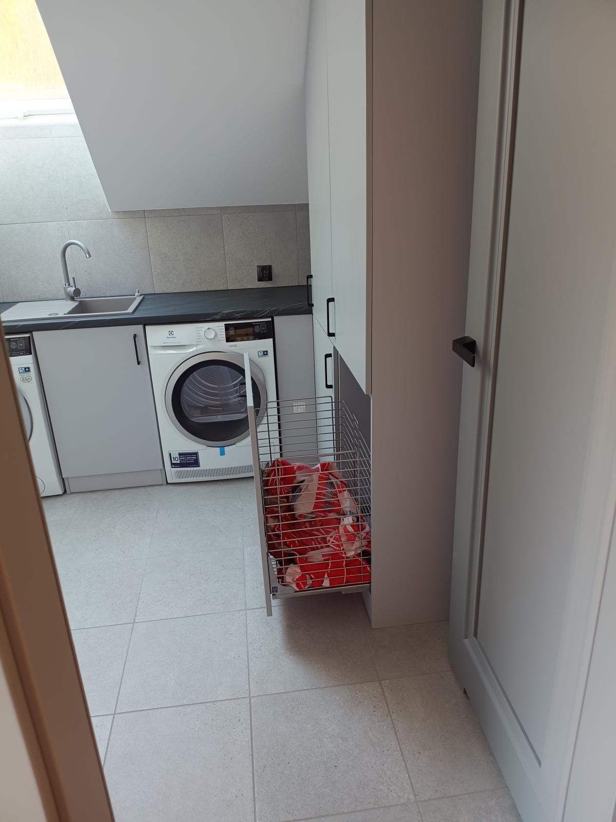 pralnia, deska w szafce