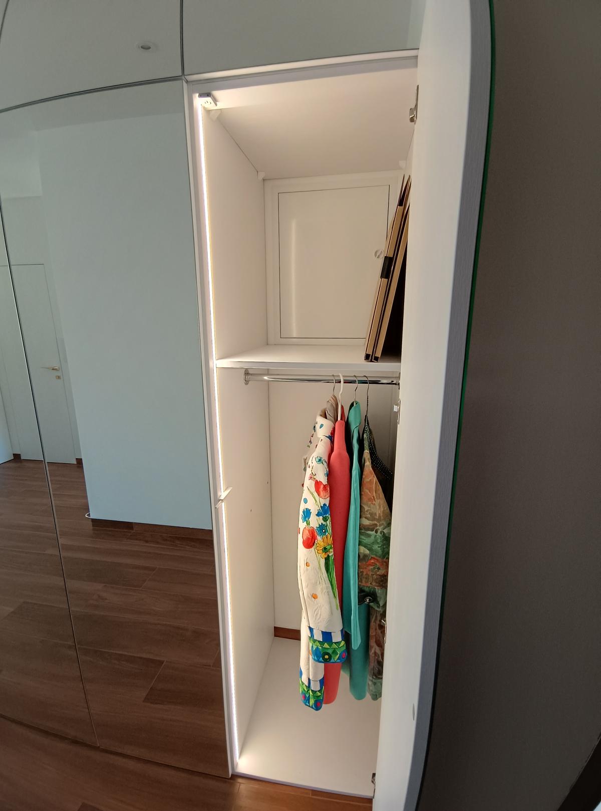 szafa z oświetleniem