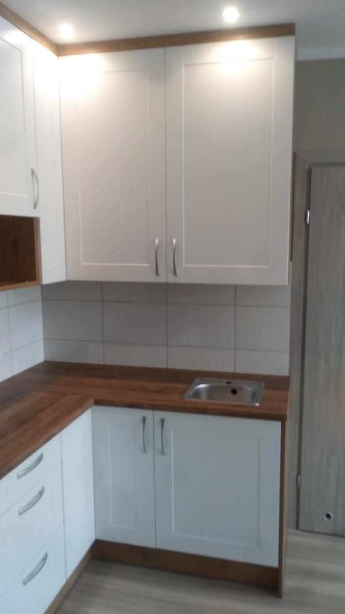 kuchnia, biały ekran, blat dąb moluki